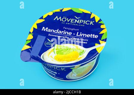 Hamburg, Deutschland - Juni 10 2022: Mövenpick Jogurt Mandarine-Limette Stockfoto