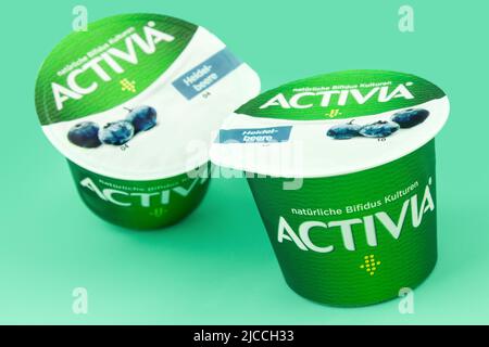 Hamburg, Deutschland - 10 2022. Juni: 2 Activia Jogurt Danone Stockfoto