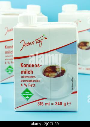 Hamburg, Deutschland - Juni 10 2022: Deutsche Kaffeemilch Kondensmilch Stockfoto