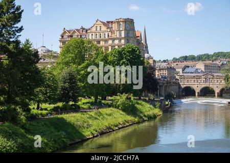 Blick von der North Parade Bridge in Richtung Pulteney Weir & Bridge. Das Empire Hotel befindet sich auf der linken Seite. Stockfoto