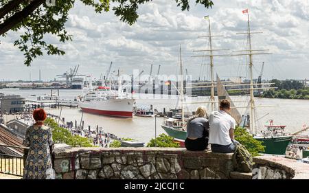 12. Juni 2022, Hamburg: Hamburger genießen bei schwüligen Sommerwetter den Blick vom Stintfang auf den Hafen und die Elbe. Foto: Markus Scholz/dpa Stockfoto