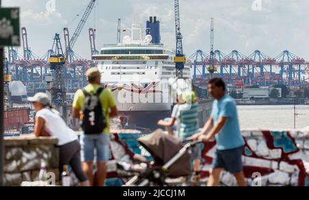 12. Juni 2022, Hamburg: Hamburger genießen bei schwüligen Sommerwetter den Blick vom Stintfang auf den Hafen und die Elbe. Foto: Markus Scholz/dpa Stockfoto
