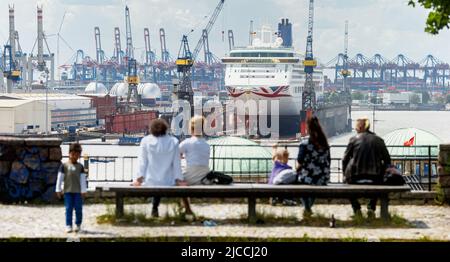 12. Juni 2022, Hamburg: Hamburger genießen bei schwüligen Sommerwetter den Blick vom Stintfang auf den Hafen und die Elbe. Foto: Markus Scholz/dpa Stockfoto