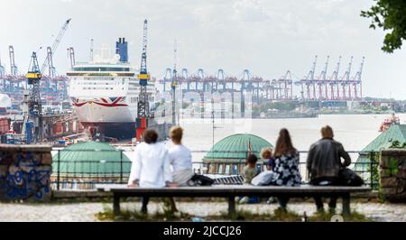 12. Juni 2022, Hamburg: Hamburger genießen bei schwüligen Sommerwetter den Blick vom Stintfang auf den Hafen und die Elbe. Foto: Markus Scholz/dpa Stockfoto