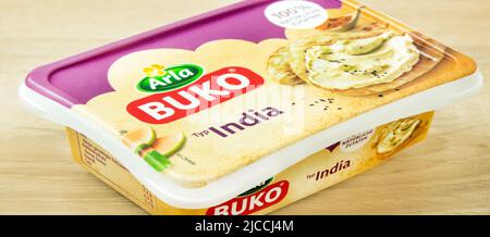 Hamburg, Deutschland - Juni 12 2022: BUKO Arla Frischkäse Aufbereitung Typ India auf Holz - Arla BUKO Frischkäse Zubereitung Paprika India style close U Stockfoto