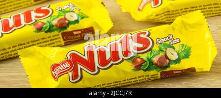 Hamburg, Deutschland - Juni 12 2022: Schokoriegel Nüsse auf Holzhintergrund Stockfoto