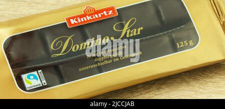 Hamburg, Deutschland - Juni 12 2022: Kinkartz Domino Star Dominosteine Fairtrade Kakao auf Holz Stockfoto