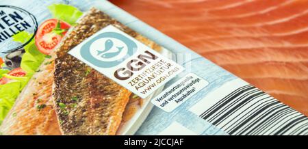 Hamburg, Deutschland - Juni 12 2022:Lachsforellen-Filet Golden Seafood und GGN Label Stockfoto