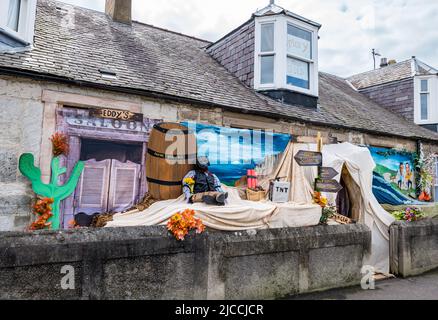 Skurrile Scherzdekorationen, die eine Goldmine im Wilden Westen mit TNT-Sprengstoff an der Vorderseite des Hauses für den Galatag darstellen, Prestonpans, East Lothian, Schottland, Großbritannien Stockfoto