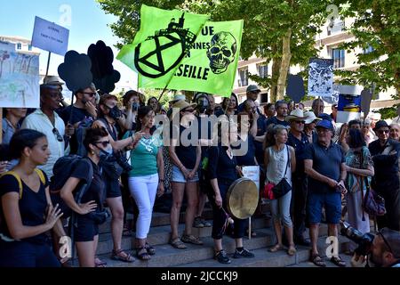 Demonstranten halten während der Demonstration ein Banner und Plakate. Am Place Bargemon versammelten sich Menschen, um gegen die Verschmutzung des Seeverkehrs in Marseille zu demonstrieren. (Foto von Gerard Bottino / SOPA Images/Sipa USA) Stockfoto