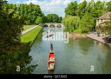 Frühlingsnachmittag auf dem Fluss Cam in Cambridge, England. Stockfoto