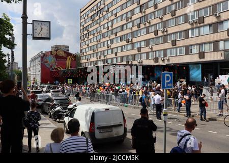 Moskau, Russland. 12.. Juni 2022. Eine lange Linie steht vor einer Niederlassung des russischen McDonald's-Nachfolgers in Moskau. Nachdem McDonald's als Reaktion auf den russischen Angriffskrieg in der Ukraine alle seine Filialen im Land geschlossen hat, werden die Filialen unter einem neuen russischen Eigentümer wieder eröffnet. Insgesamt 15 Filialen in Moskau und Umgebung sollen am kommenden Sonntag wieder Gäste begrüßen – unter neuem Namen und Logo, aber an den gleichen Standorten, mit gleichem Personal und fast identischem Geschirr. Kredit: Hannah Wagner/dpa/Alamy Live Nachrichten Stockfoto