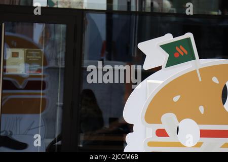 Moskau, Russland. 12.. Juni 2022. Das Logo des russischen McDonald's-Nachfolgers in Moskau. Kredit: Hannah Wagner/dpa/Alamy Live Nachrichten Stockfoto