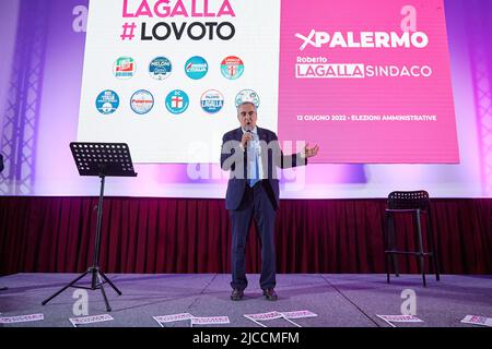 Palermo, Sizilien, Italien. 10.. Juni 2022. Mehr als tausend Anhänger des Mitte-Rechts-Kandidaten für die Gemeinde Palermo, Roberto Lagalla, nahmen an dem letzten Treffen vor dem Wahlschweigsgeschwiegen im Politeama Multisala in Palermo Teil. Renato Schifani, Ignazio La Russa, Maurizio Gasparri, Gianfranco MiccichÃ¨, Saverio Romano, Carolina Varchi und Francesco SCOMA gehörten zu den bekannten Gesichtern MAURIZIO GASPARRI, Senator von Forza Italia (Foto: © Victoria Herranz/ZUMA Press Wire) Stockfoto