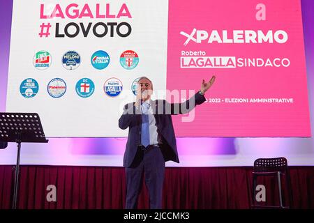 Palermo, Sizilien, Italien. 10.. Juni 2022. Mehr als tausend Anhänger des Mitte-Rechts-Kandidaten für die Gemeinde Palermo, Roberto Lagalla, nahmen an dem letzten Treffen vor dem Wahlschweigsgeschwiegen im Politeama Multisala in Palermo Teil. Renato Schifani, Ignazio La Russa, Maurizio Gasparri, Gianfranco MiccichÃ¨, Saverio Romano, Carolina Varchi und Francesco SCOMA gehörten zu den bekannten Gesichtern MAURIZIO GASPARRI, Senator von Forza Italia (Foto: © Victoria Herranz/ZUMA Press Wire) Stockfoto