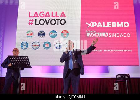 Palermo, Sizilien, Italien. 10.. Juni 2022. Mehr als tausend Anhänger des Mitte-Rechts-Kandidaten für die Gemeinde Palermo, Roberto Lagalla, nahmen an dem letzten Treffen vor dem Wahlschweigsgeschwiegen im Politeama Multisala in Palermo Teil. Renato Schifani, Ignazio La Russa, Maurizio Gasparri, Gianfranco MiccichÃ¨, Saverio Romano, Carolina Varchi und Francesco SCOMA gehörten zu den bekannten Gesichtern MAURIZIO GASPARRI, Senator von Forza Italia (Foto: © Victoria Herranz/ZUMA Press Wire) Stockfoto