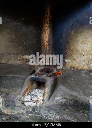 Eine Nahaufnahme eines traditionellen Kamins aus Schlamm und Ton in einer ländlichen Hausküche. Uttarakhand Indien. Stockfoto