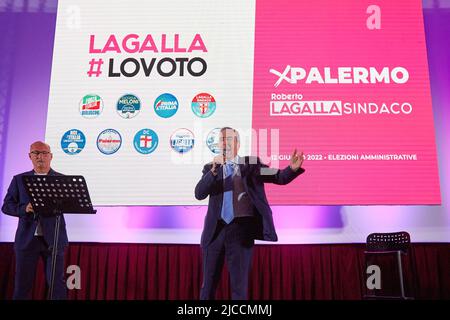 Palermo, Sizilien, Italien. 10.. Juni 2022. Mehr als tausend Anhänger des Mitte-Rechts-Kandidaten für die Gemeinde Palermo, Roberto Lagalla, nahmen an dem letzten Treffen vor dem Wahlschweigsgeschwiegen im Politeama Multisala in Palermo Teil. Renato Schifani, Ignazio La Russa, Maurizio Gasparri, Gianfranco MiccichÃ¨, Saverio Romano, Carolina Varchi und Francesco SCOMA gehörten zu den bekannten Gesichtern MAURIZIO GASPARRI, Senator von Forza Italia (Foto: © Victoria Herranz/ZUMA Press Wire) Stockfoto