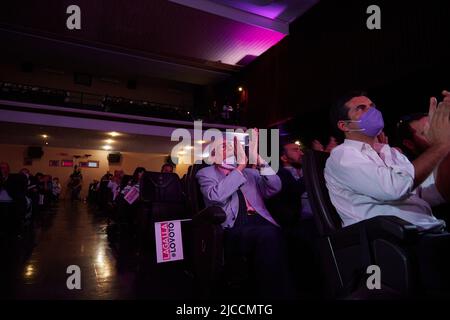 10. Juni 2022, Palermo, Sizilien, Italien: Mehr als tausend Anhänger des Mitte-Rechts-Kandidaten für die Gemeinde Palermo, Roberto Lagalla, nahmen an dem letzten Treffen vor dem Wahlschweigskampf im Politeama Multisala in Palermo Teil. Renato Schifani, Ignazio La Russa, Maurizio Gasparri, Gianfranco MiccichÃ¨, Saverio Romano, Carolina Varchi und Francesco SCOMA gehörten zu den bekannten Gesichtern. (Bild: © Victoria Herranz/ZUMA Press Wire) Stockfoto