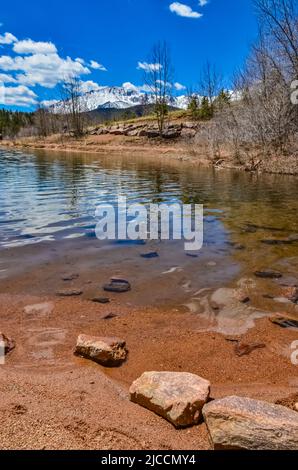 Crystal Creek Reservoir in der Nähe von schneebedeckten Bergen Pikes Peak Mountains in Colorado Spring, USA Stockfoto