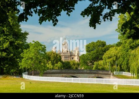 Frühlingsnachmittag in Cambridge, England. St. John's College in der Ferne. Stockfoto