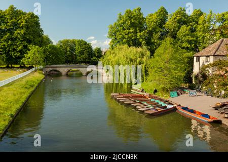 Frühlingsnachmittag auf dem Fluss Cam in Cambridge, England. Trinity Bridge in der Ferne. Stockfoto