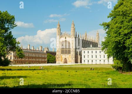 Frühlingsnachmittag auf dem Rücken in Cambridge. King's College in der Ferne. Stockfoto