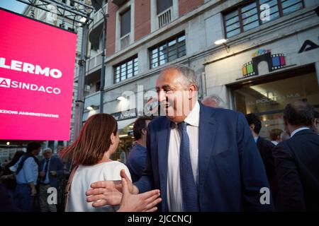 10. Juni 2022, Palermo, Sizilien, Italien: Mehr als tausend Anhänger des Mitte-Rechts-Kandidaten für die Gemeinde Palermo, Roberto Lagalla, nahmen an dem letzten Treffen vor dem Wahlschweigskampf im Politeama Multisala in Palermo Teil. Renato Schifani, Ignazio La Russa, Maurizio Gasparri, Gianfranco MiccichÃ¨, Saverio Romano, Carolina Varchi und Francesco SCOMA gehörten zu den bekannten Gesichtern...der Kandidat ROBERTO LAGALLA (Foto: © Victoria Herranz/ZUMA Press Wire) Stockfoto