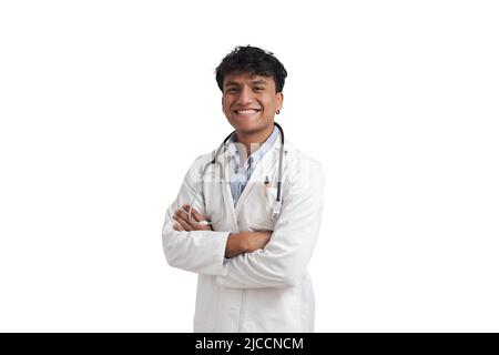 Porträt eines jungen peruanischen männlichen Arztes, der lächelt und isoliert auf die Kamera schaut. Stockfoto