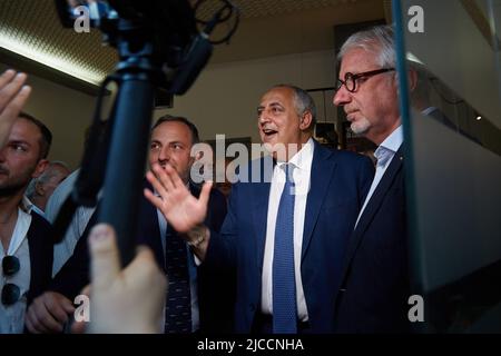 Palermo, Sizilien, Italien. 10.. Juni 2022. Mehr als tausend Anhänger des Mitte-Rechts-Kandidaten für die Gemeinde Palermo, Roberto Lagalla, nahmen an dem letzten Treffen vor dem Wahlschweigsgeschwiegen im Politeama Multisala in Palermo Teil. Renato Schifani, Ignazio La Russa, Maurizio Gasparri, Gianfranco MiccichÃ¨, Saverio Romano, Carolina Varchi und Francesco SCOMA gehörten zu den bekannten Gesichtern.der Kandidat ROBERTO LAGALLA (Foto: © Victoria Herranz/ZUMA Press Wire) Stockfoto