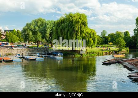 Frühlingsnachmittag auf dem Fluss Cam in Cambridge, England. Stockfoto