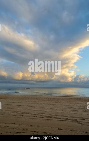 Blick auf den Strand von Calpe bei Sonnenaufgang, Provinz Alicante, Spanien Stockfoto