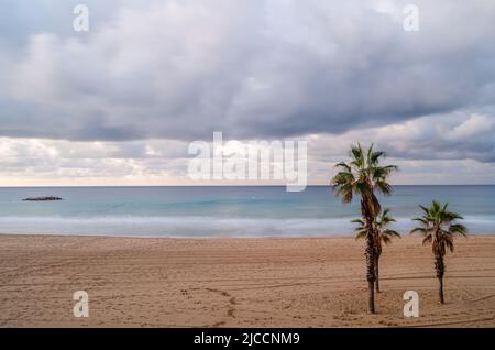 Blick auf den Strand von Calpe bei Sonnenaufgang, Provinz Alicante, Spanien Stockfoto