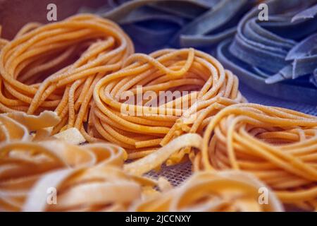 Detailansicht verschiedener Pasta in verschiedenen Farben zum Kochen vorbereitet Stockfoto