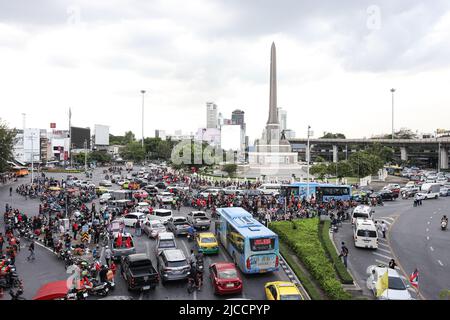 Demonstranten marschieren vom Demokratie-Denkmal zum Siegesdenkmal, um gegen den Rücktritt des Premierministers Prayut Chan-ocha und die Durchführung von Parlamentswahlen am 11. Juni 2022 in Bangkok, Thailand, zu protestieren. 8 5 Jahre Putsch und 3 Jahre nach den Verfassungswahlen der Junta. (Foto von Adirach Toumlamoon / Pacific Press/Sipa USA) Stockfoto