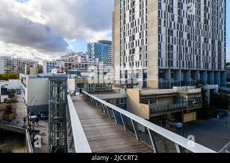 Frankreich, Paris, 2020-10-26. Ansicht eines Teils des Beaugrenelle-Viertels von einer Platte aus. Der Turm im Vordergrund ist der 1975 erbaute Kellerturm. Stockfoto