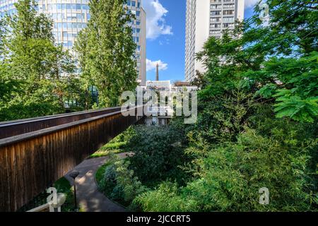 Frankreich, Paris, 2022-06-11. Blick auf den Stadtteil Beaugrenelle und den öffentlichen Garten von Bela Bartok. Dieses Viertel in Paris liegt an der seine. Stockfoto