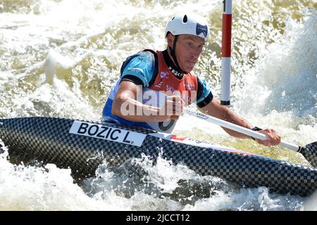 Prag, Tschechische Republik. 12.. Juni 2022. LUKA BOZIC aus Slowenien in Aktion beim Kanufinale der Herren beim Kanuslalom-Weltcup 2022 am Troja-Wasserkanal in Prag, Tschechische Republik. (Bild: © Slavek Ruta/ZUMA Press Wire) Stockfoto