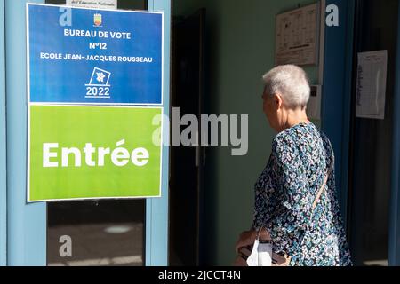 (220612) -- HENIN-BEAUMONT, 12. Juni 2022 (Xinhua) -- Eine Anwohnerin kommt an, um am 12. Juni 2022 in einem Wahllokal in Henin-Beaumont, Frankreich, ihre Stimme abzugeben. Die erste Runde der französischen Parlamentswahlen 2022 begann am Sonntag in der französischen Metropole (geografisch gesehen in Europa), wo die Wähler 577 Mitglieder für die Nationalversammlung wählen. (Foto von Sebastien Courdji/Xinhua) Stockfoto