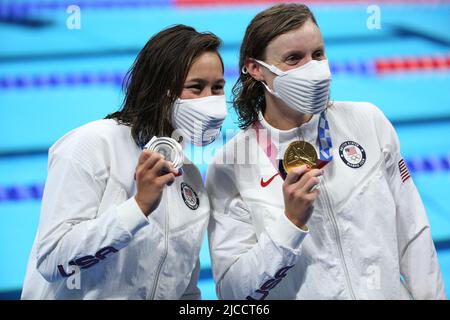 28.. JULI 2021 - TOKIO, JAPAN: Erica Sullivan (links) und Katy Ledecky aus den Vereinigten Staaten (rechts) sind die Silber- und Goldmedaillengewinnerin in den Frauen Stockfoto