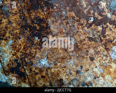 Textur einer Metallplatte, die im Laufe der Zeit oxidiert wurde. Stockfoto