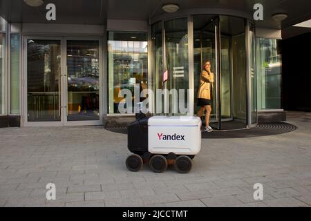 Moskau, Russland. 07.. Juni 2022. Ein Yandex-Zustellroboter, der am Yandex-Hauptsitz in Moskau zu sehen ist. Die EU hat den CEO des Unternehmens, Arkady Volozh, in ihr jüngstes Sanktionspaket gegen Russland aufgenommen. Das Unternehmen wurde jedoch nicht sanktioniert. Kredit: SOPA Images Limited/Alamy Live Nachrichten Stockfoto