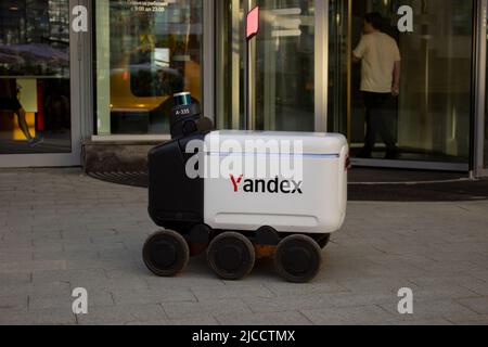 Moskau, Russland. 07.. Juni 2022. Am Yandex-Hauptsitz in Moskau ist ein Yandex-Zustellroboter zu sehen. Der CEO des Unternehmens, Arkady Volozh, trat zurück, nachdem er von westlichen Sanktionen angegriffen worden war. Der Geschäftsmann bezeichnete die Sanktionen als „fehlgeleitet und letztlich kontraproduktiv“. Kredit: SOPA Images Limited/Alamy Live Nachrichten Stockfoto