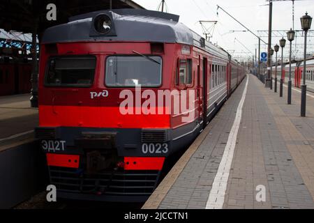 Moskau, Russland. 02.. Juni 2022. Ein Elektrozug der russischen Eisenbahngesellschaft, gesehen am Bahnhof Jaroslawski in Moskau. Zuvor entschied ein Ausschuss für die Bestimmung von Kreditderivaten, dass die staatliche russische Eisenbahn in Zahlungsverzug war, nachdem die Inhaber des Anleihecoupons ihr Geld aufgrund rechtlicher und regulatorischer Verpflichtungen innerhalb des entsprechenden Bankennetzwerks nicht erhalten hatten. Kredit: SOPA Images Limited/Alamy Live Nachrichten Stockfoto