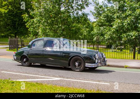 Grüne Jaguar 3442cc-Benzinlimousine aus den 1959 50s 50er Jahren; Fahrzeuge, die während des Jahres 58. der Manchester to Blackpool Touring Assembly für Veteran-, Vintage-, Classic- und geschätzte Fahrzeuge vorgestellt wurden. Stockfoto