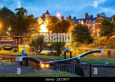 Die Nacht fällt an den Schleusen des Flusses Cam in Cambridge, England. Stockfoto