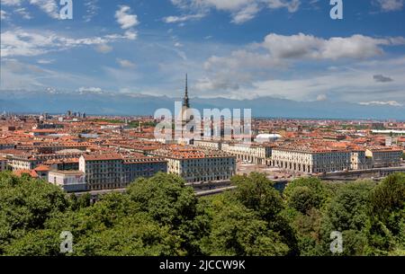 Turin, Piemont, Italien - Stadtbild von oben gesehen mit piazza Vittorio und dem Mole Antoneliana Architektursymbol der Stadt Turin, im Bac Stockfoto