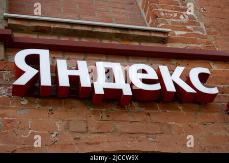 Moskau, Russland. 07.. Juni 2022. Das Logo des russischen IT-Unternehmens Yandex ist in der Yandex-Zentrale in Moskau zu sehen. Die (Europäische Union) EU hat den CEO des Unternehmens, Arkady Volozh, in ihr jüngstes Sanktionspaket gegen Russland aufgenommen. Nach den Nachrichten trat Volozh als CEO des Unternehmens zurück. Volozh wurde als Individuum ins Visier genommen. Bisher bleibt der russische Tech-Gigant von den westlichen Sanktionen unberührt. (Foto von Vlad Karkov/SOPA Images/Sipa USA) Quelle: SIPA USA/Alamy Live News Stockfoto