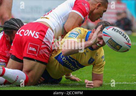 St. Helens, Großbritannien. 12.. Juni 2022. Lachlan Coote #1 von Hull KR feiert seinen Versuch und erzielt in der ersten Halbzeit in St. Helens, Großbritannien, am 6/12/2022 den Score von 4-4. (Foto von James Heaton/News Images/Sipa USA) Quelle: SIPA USA/Alamy Live News Stockfoto