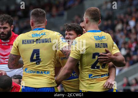 St. Helens, Großbritannien. 12.. Juni 2022. Lachlan Coote #1 von Hull KR feiert seinen Versuch und erzielt in der ersten Halbzeit in St. Helens, Großbritannien, am 6/12/2022 den Score von 4-4. (Foto von James Heaton/News Images/Sipa USA) Quelle: SIPA USA/Alamy Live News Stockfoto